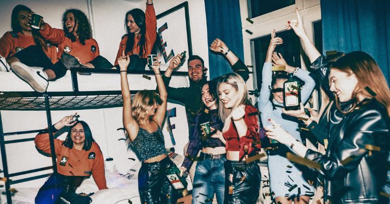 BOOK YOUR STAY AT HOSTEL ZZZ